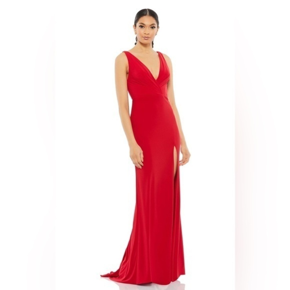 NWT Mac Duggal Red v neck gathered back gown 12336